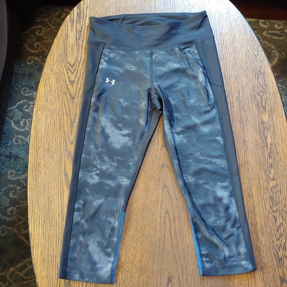 Under Armour Compression Black and Blue Cropped Leggings Size Women's Small - Picture 1 of 10